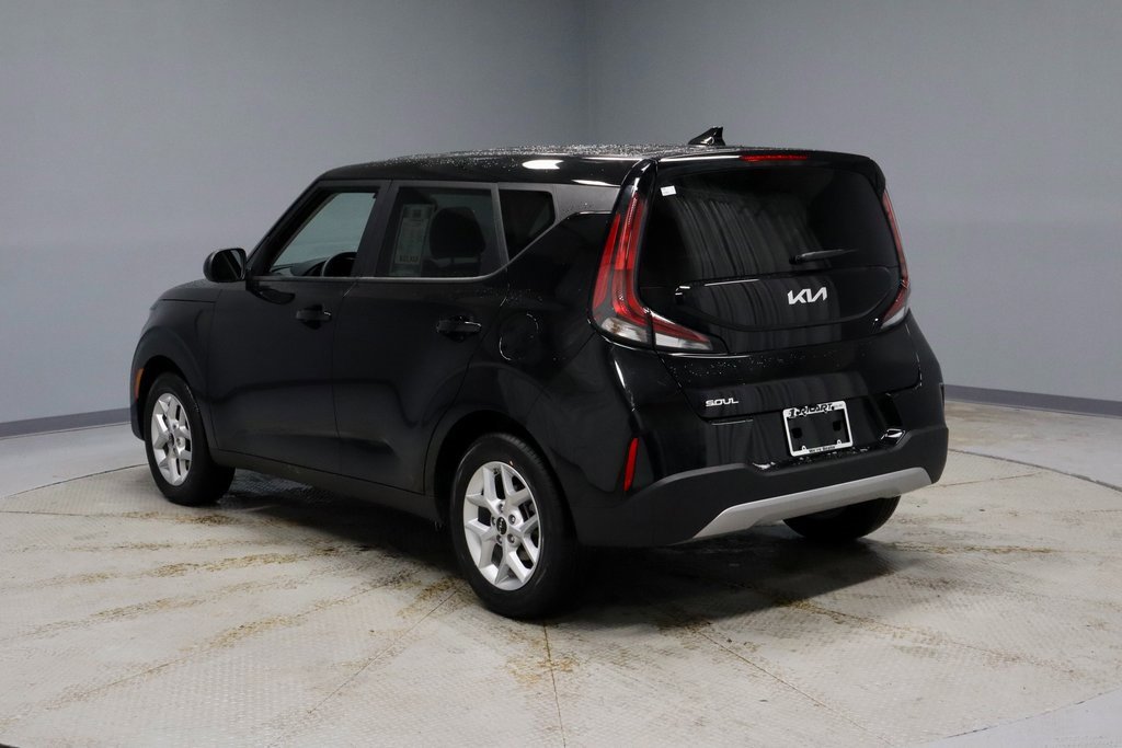 Used 2025 Kia Soul LX image 9