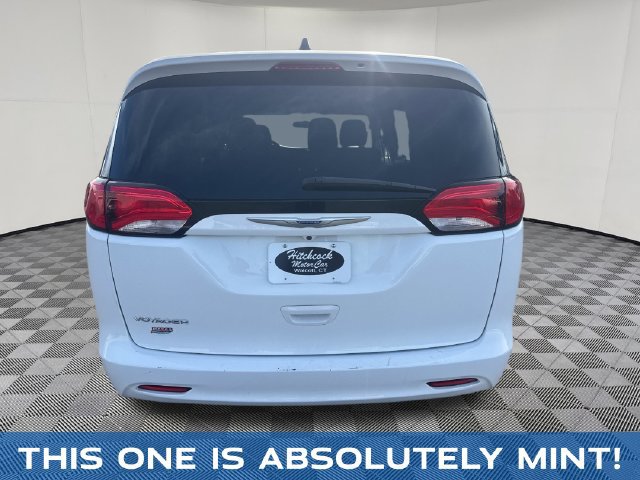Used 2020 Chrysler Voyager L FWD image 5