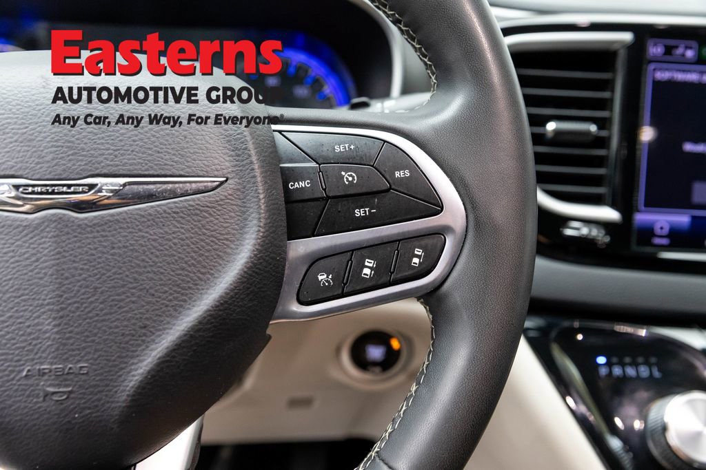 Used 2022 Chrysler Pacifica Touring-L image 16