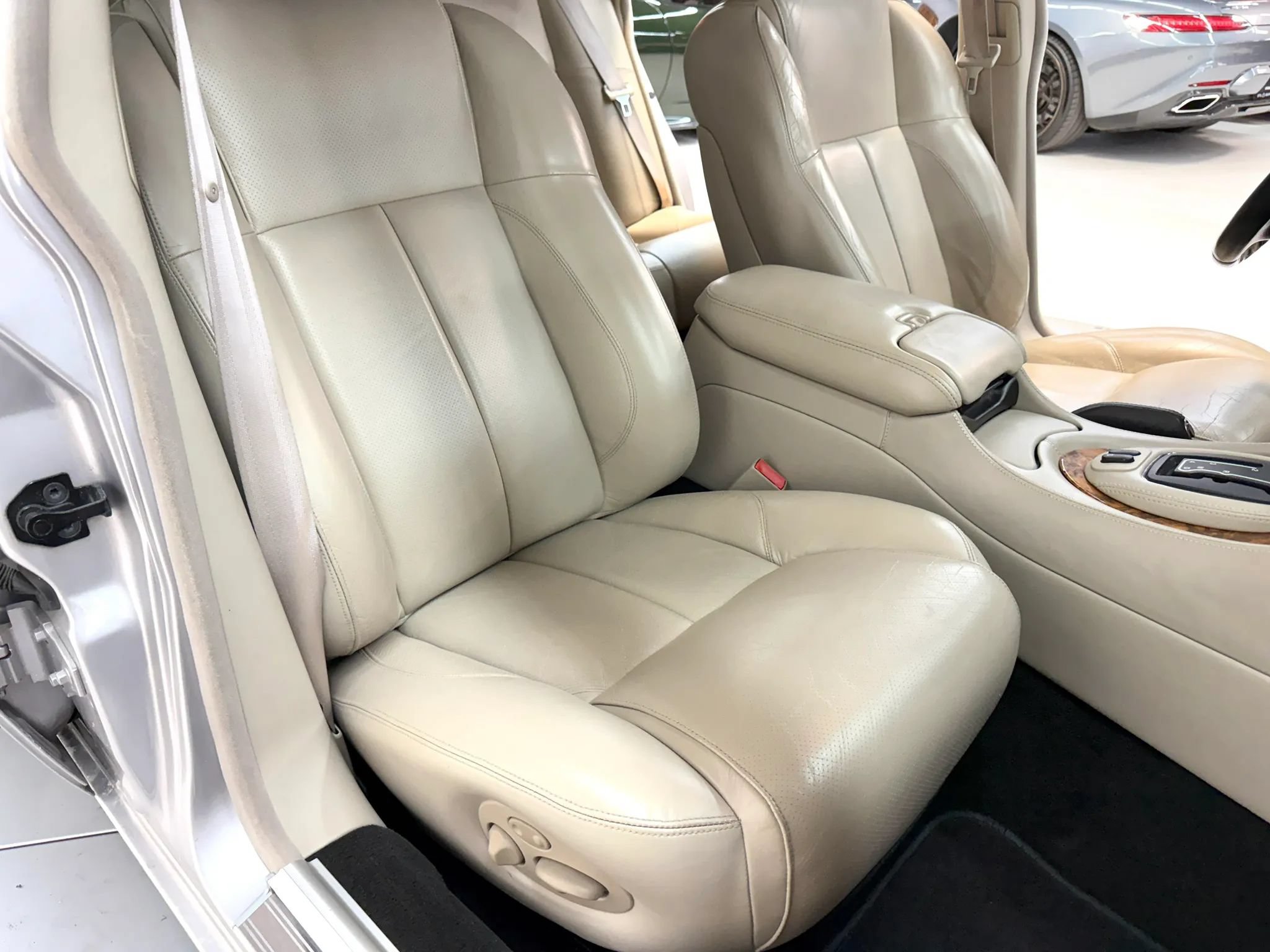 Used 2000 Jaguar XJ8 RWD image 24