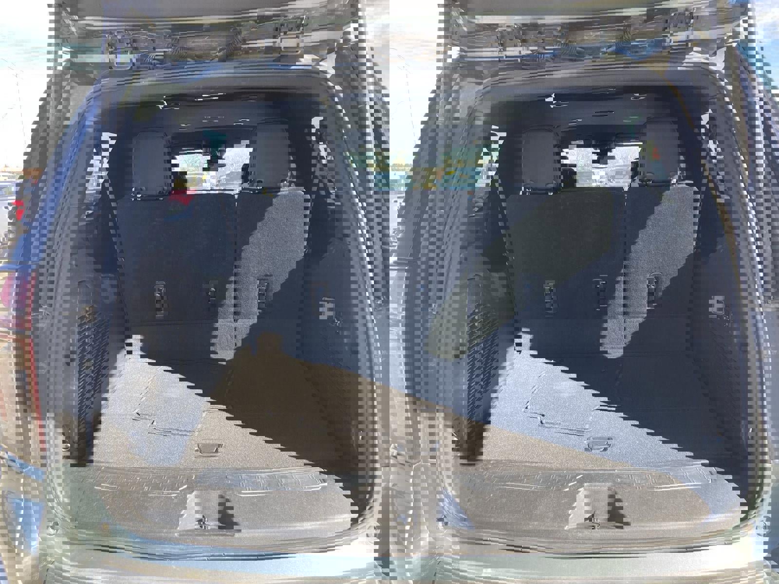 Used 2023 Chevrolet Suburban Premier image 16