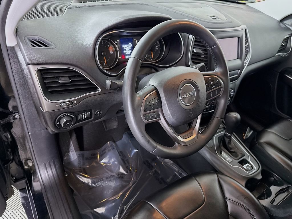 Used 2019 Jeep Cherokee Latitude Plus w/ Comfort/Convenience Group image 16