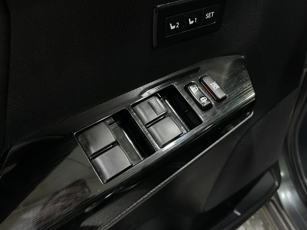 Used 2017 Toyota RAV4 Limited image 16