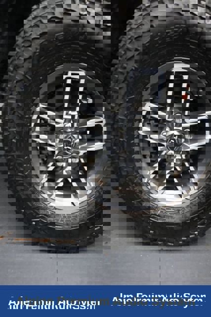 Used 2024 Jeep Gladiator Mojave w/ Technology Group image 16