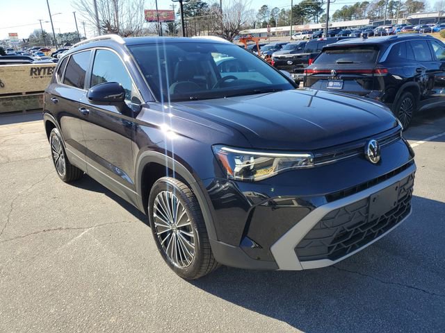 Certified 2025 Volkswagen Taos SE w/ Panoramic Sunroof Package image 3