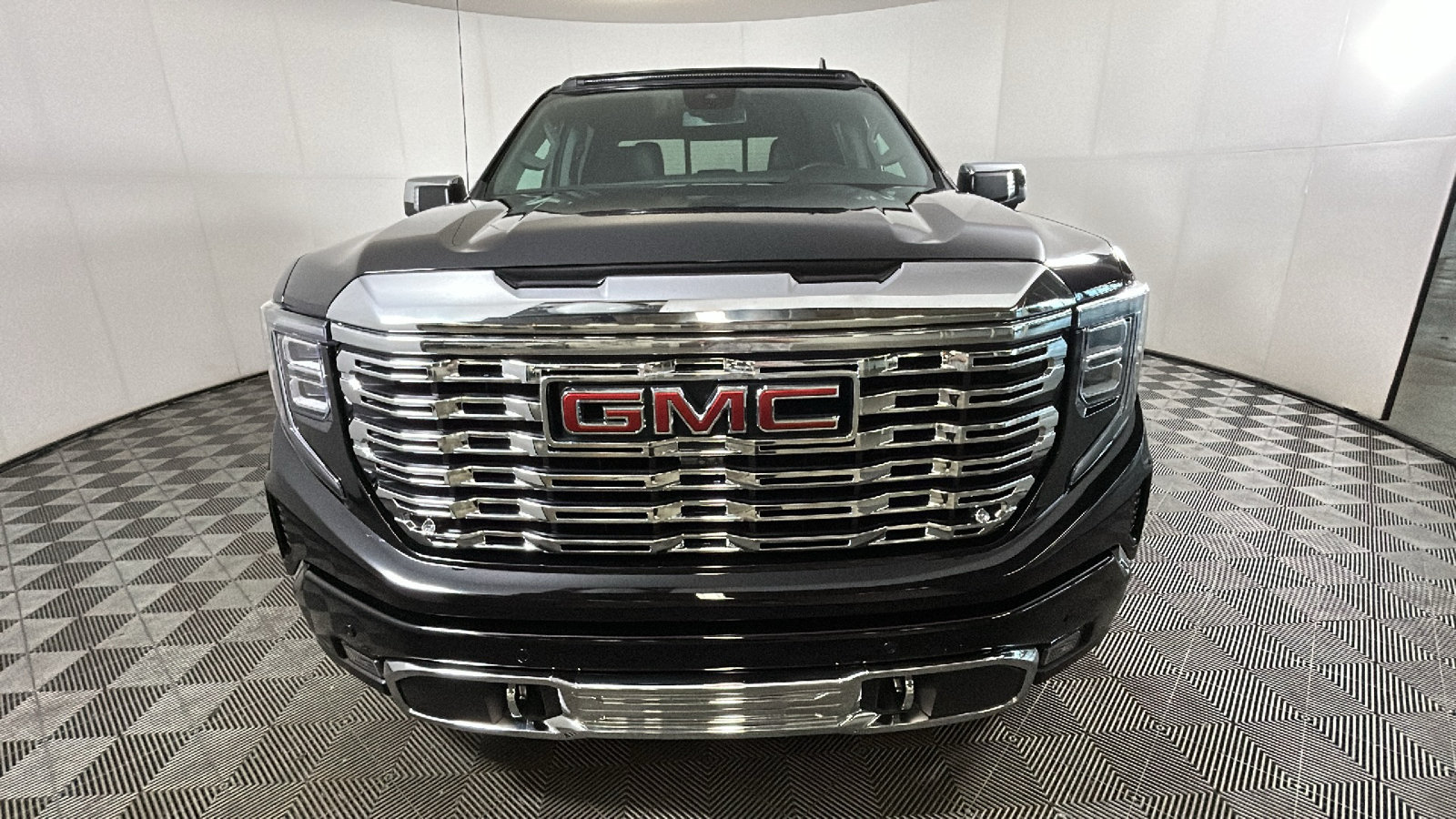 Used 2025 GMC Sierra 1500 Denali AWD/4WD image 9