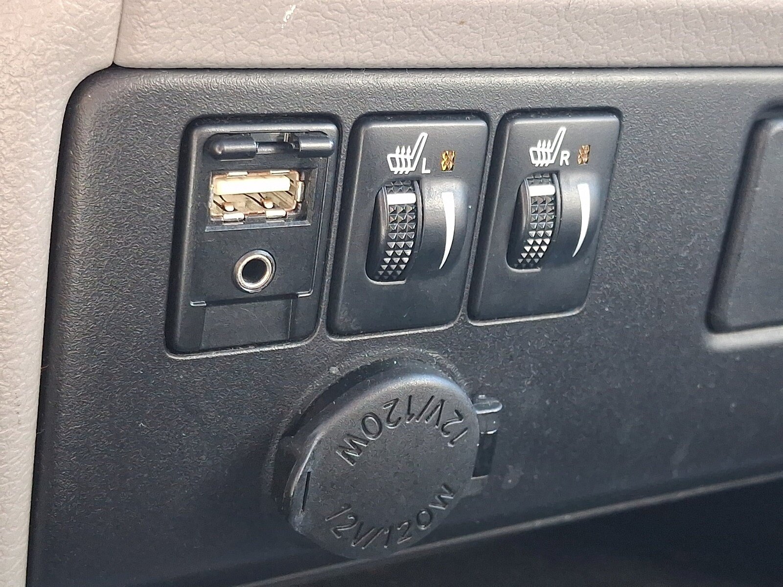 Used 2016 Toyota Sienna XLE w/ XLE Navigation Package FWD image 27