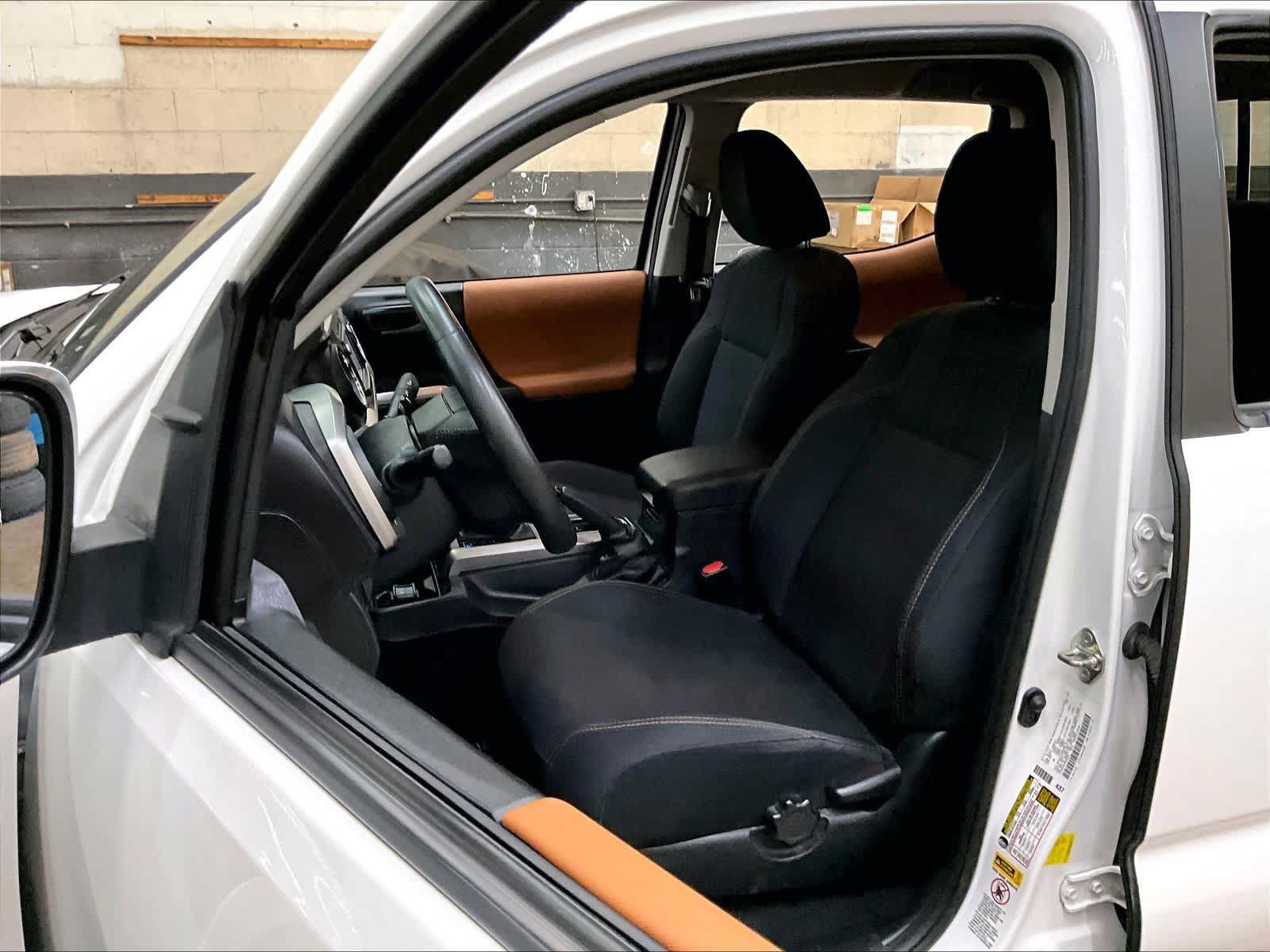 Used 2017 Toyota Tacoma SR5 w/ Tow Package RWD image 32
