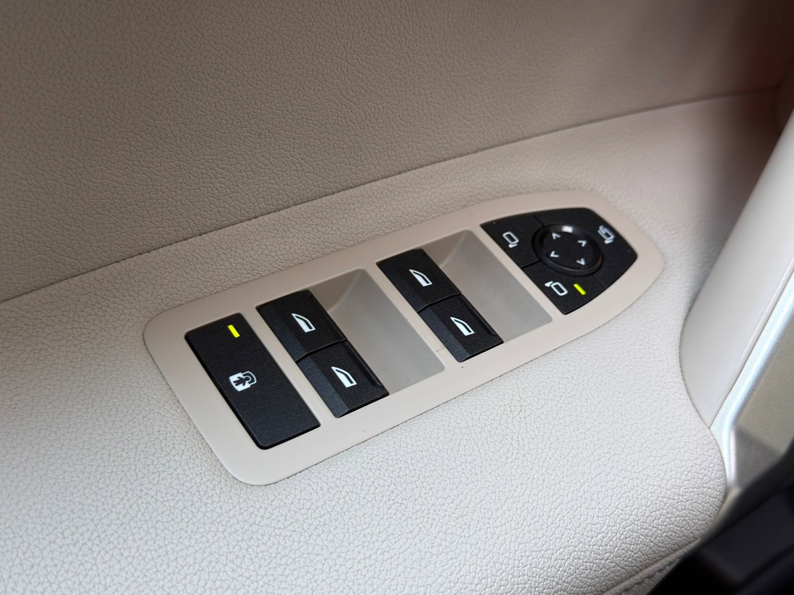 Used 2023 BMW iX xDrive50 w/ Sport Package image 22