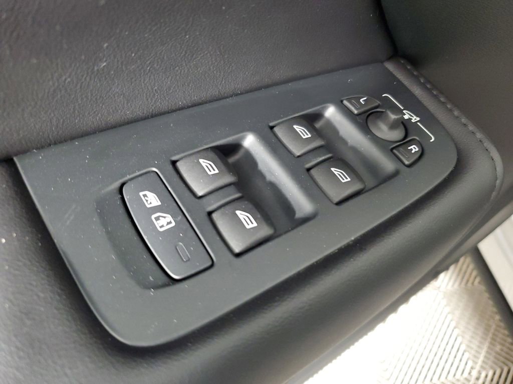 Certified 2023 Volvo XC60 B5 Plus w/ Protection Package Premier image 22