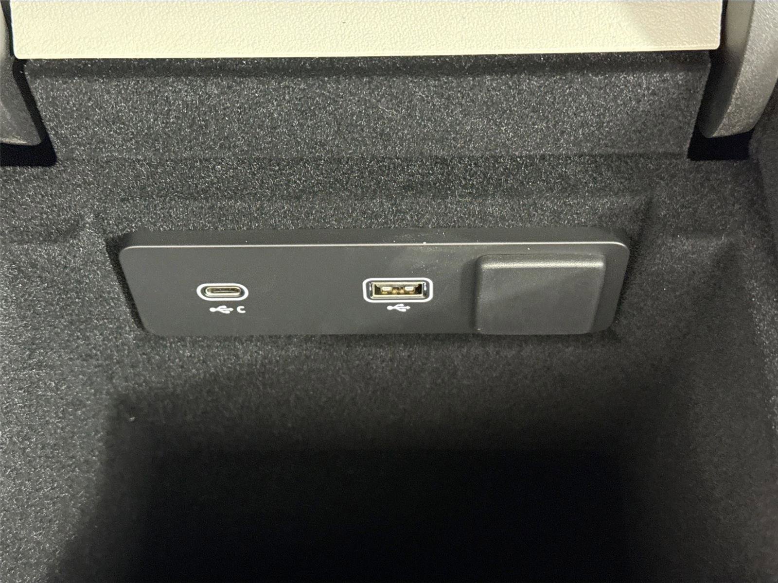 Used 2024 Jaguar XF R-Dynamic SE image 37