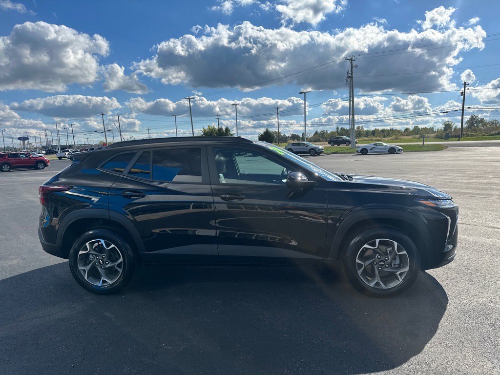 Used 2024 Chevrolet Trax LT w/ Sunroof Package image 4