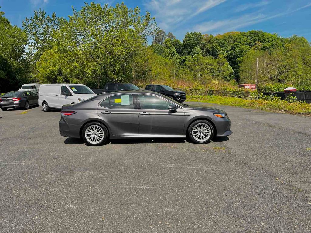 Used 2020 Toyota Camry XLE w/ Sunroof Package image 8