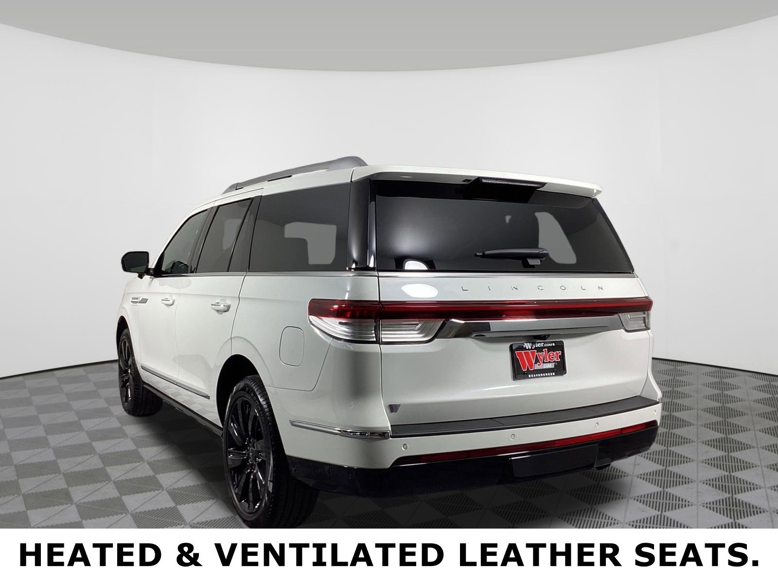 Used 2024 Lincoln Navigator Reserve image 3