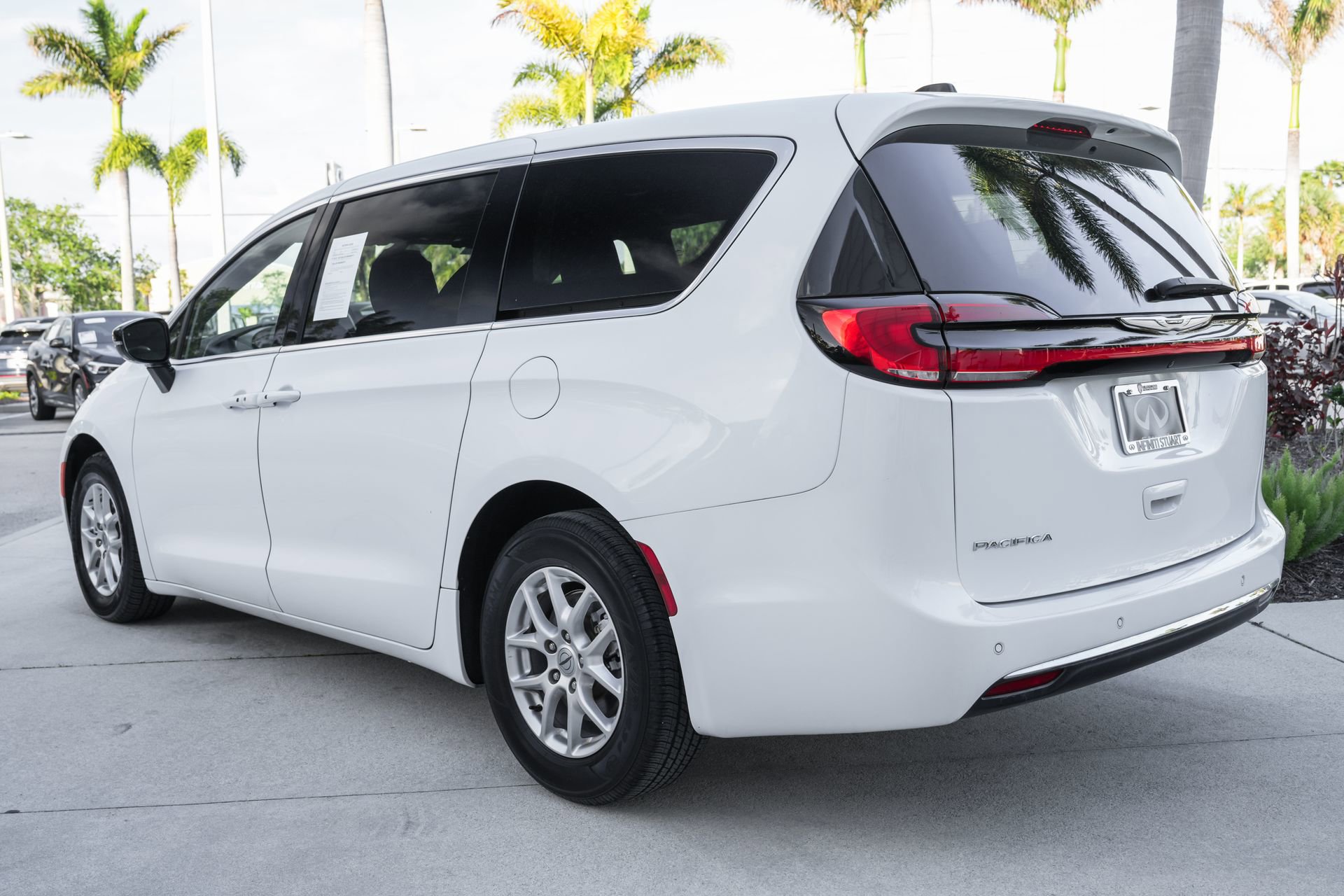 Used 2024 Chrysler Pacifica Touring image 21