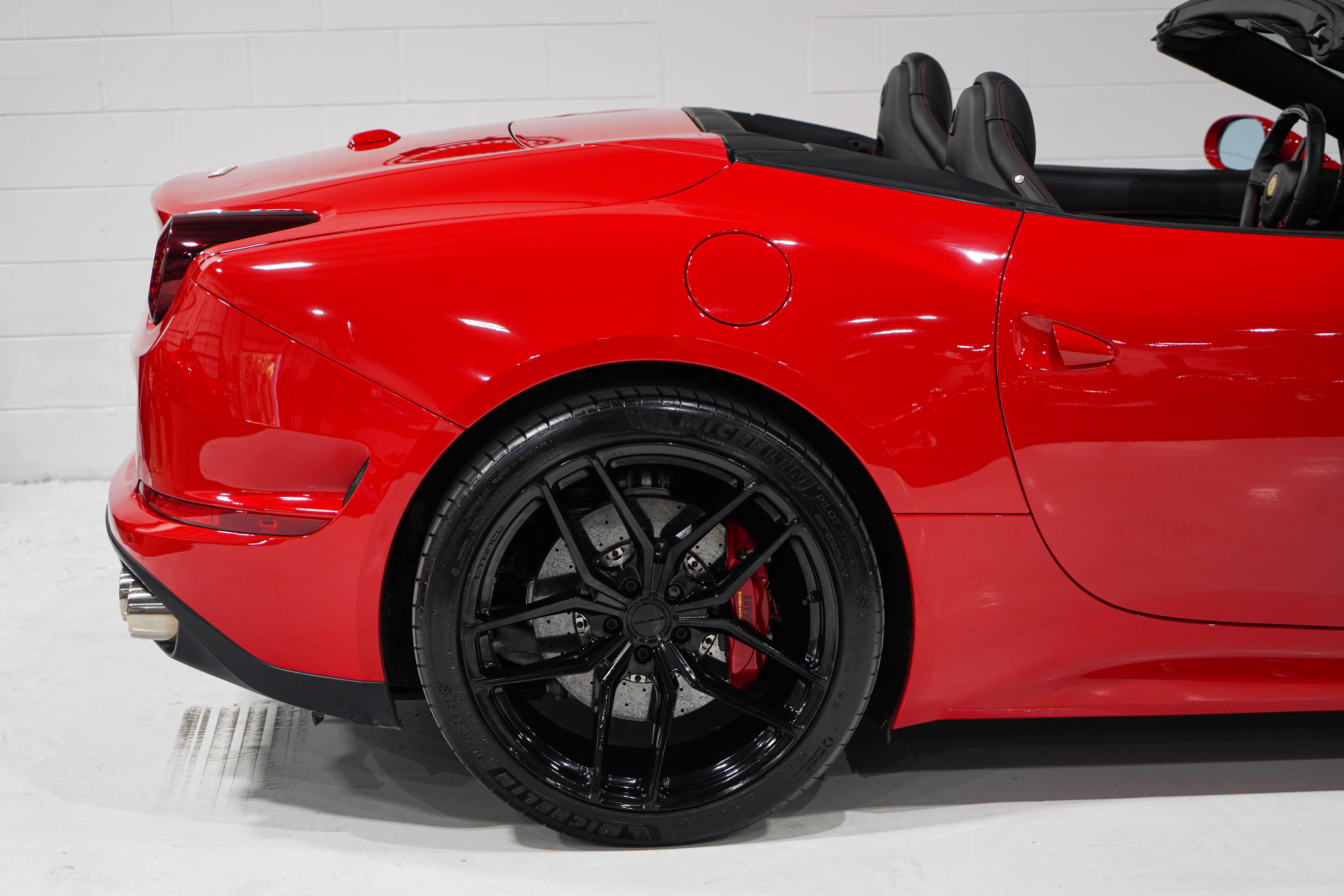 Used 2017 Ferrari California T RWD image 22