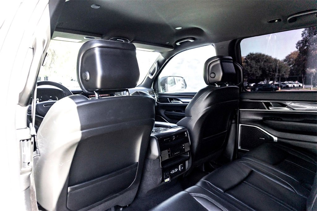 Used 2023 Jeep Wagoneer 4WD image 28