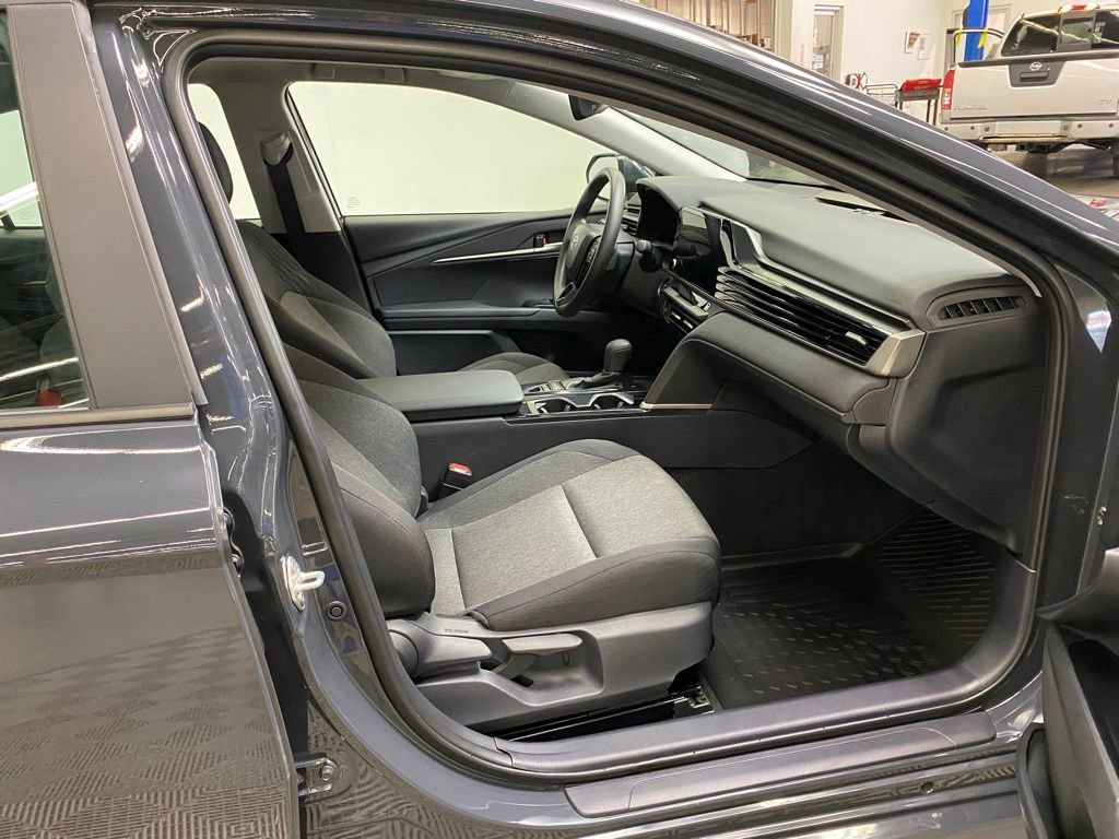 Used 2025 Toyota Camry LE w/ Convenience Package image 19