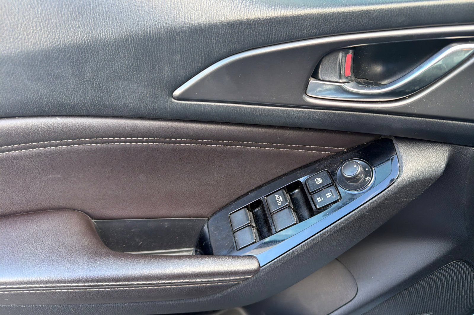Used 2018 MAZDA MAZDA3 Grand Touring w/ Premium Equipment Package FWD image 10