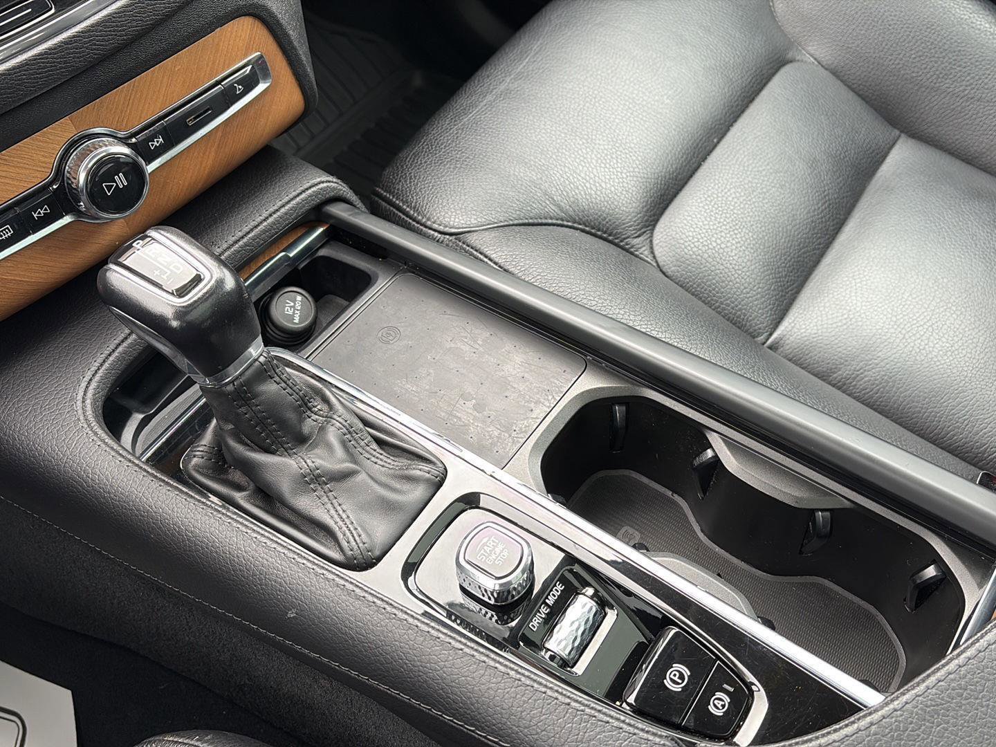 Used 2021 Volvo XC90 T6 Momentum w/ Climate Package image 23