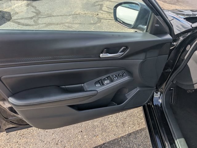 Used 2025 Nissan Altima 2.5 SV FWD image 11