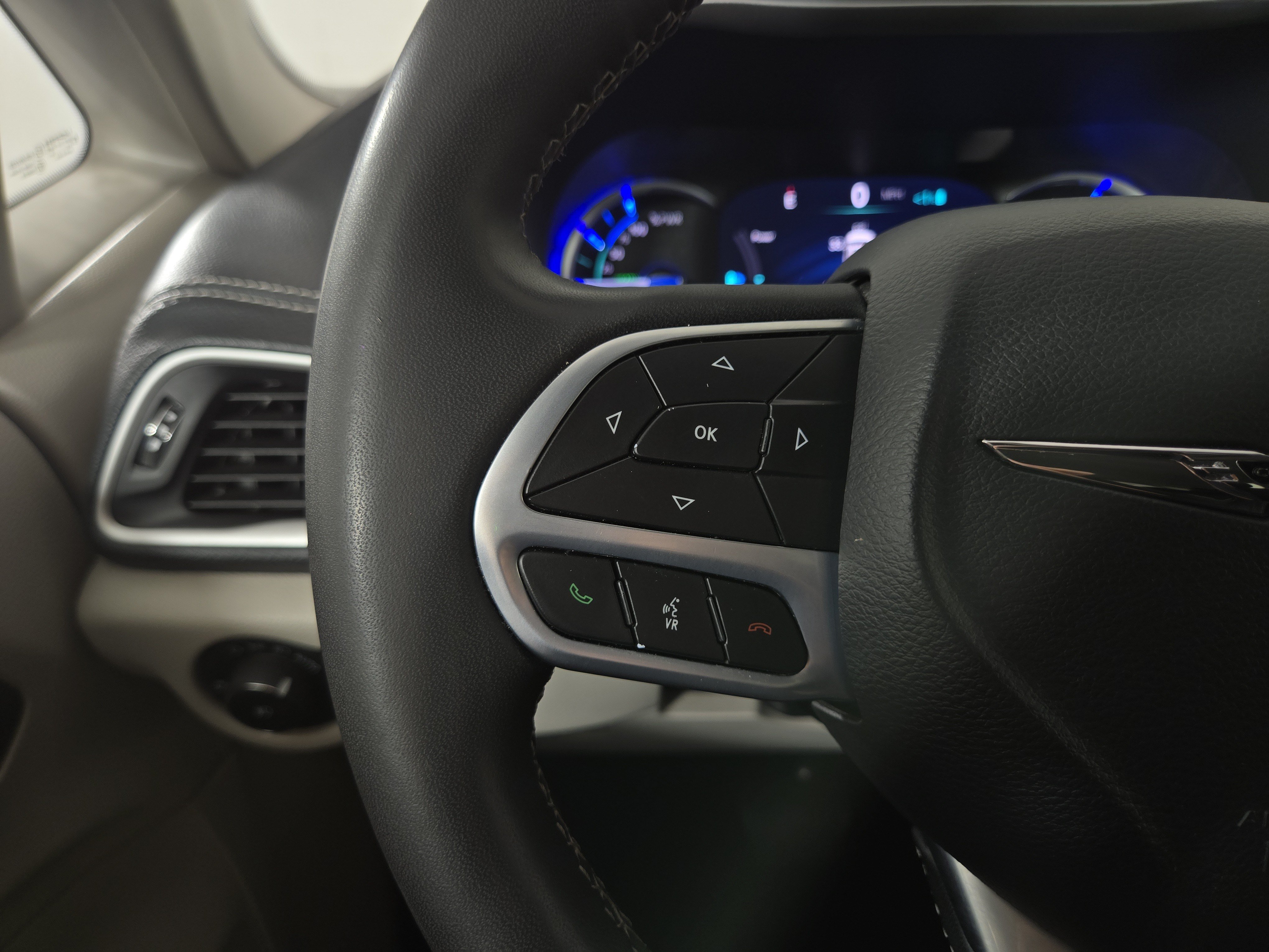 Used 2024 Chrysler Pacifica Limited FWD image 16