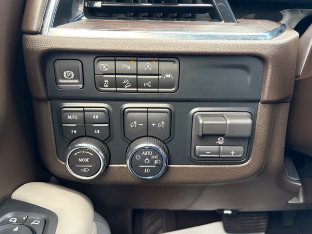 Used 2025 Chevrolet Suburban Z71 w/ Z71 Off-Road Package AWD/4WD image 25