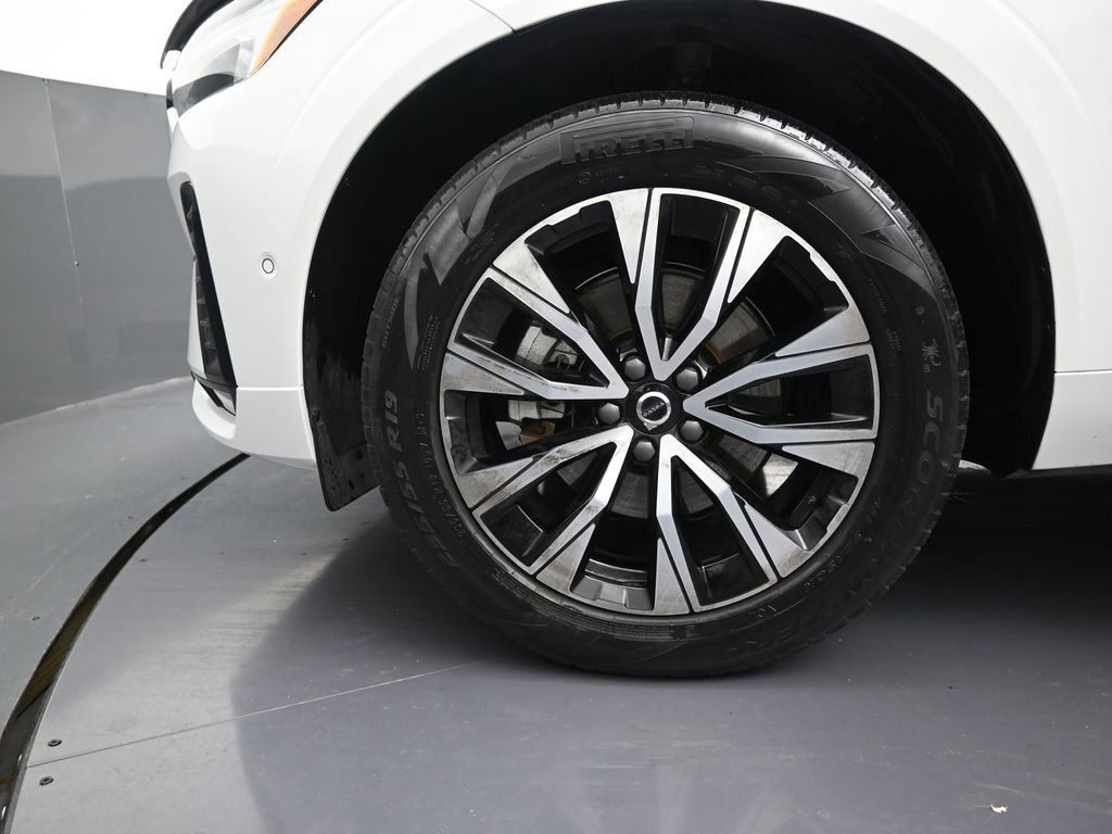 Used 2024 Volvo XC60 B5 Plus image 13