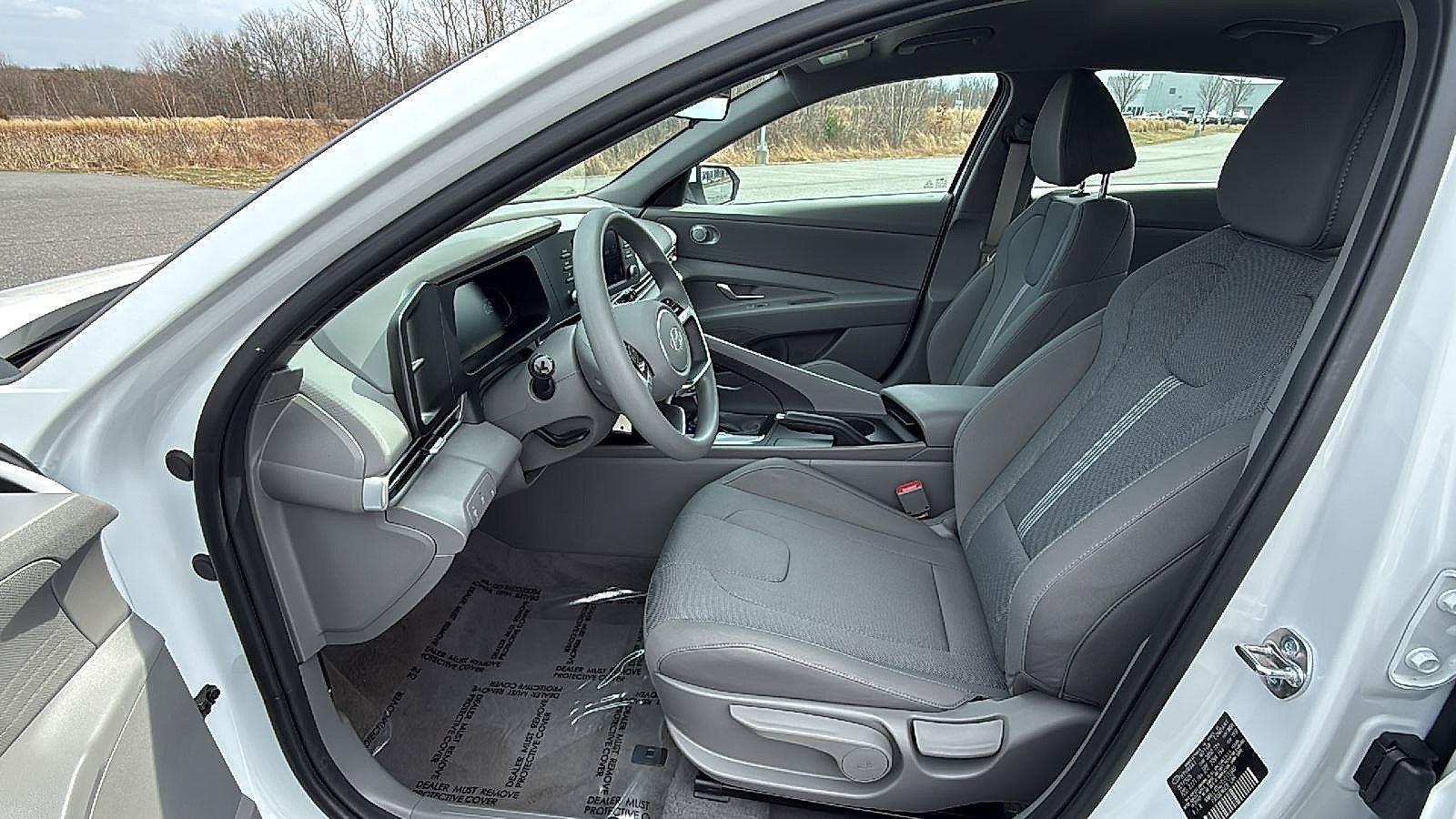 Used 2026 Hyundai Elantra SE FWD image 25