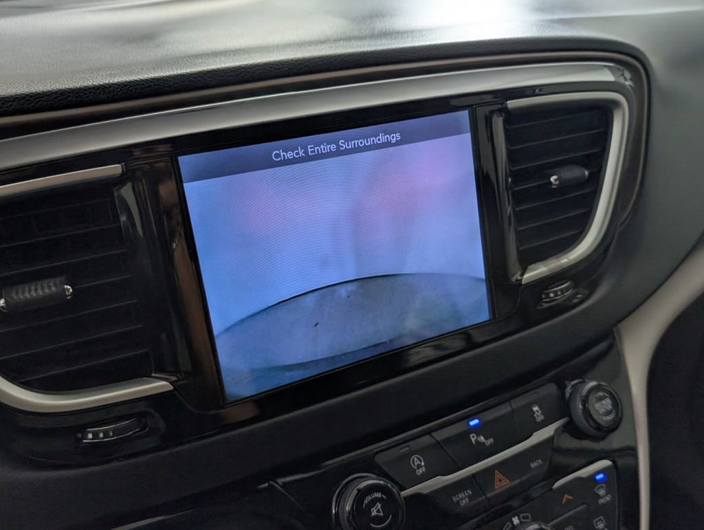 Used 2017 Chrysler Pacifica Touring-L image 19