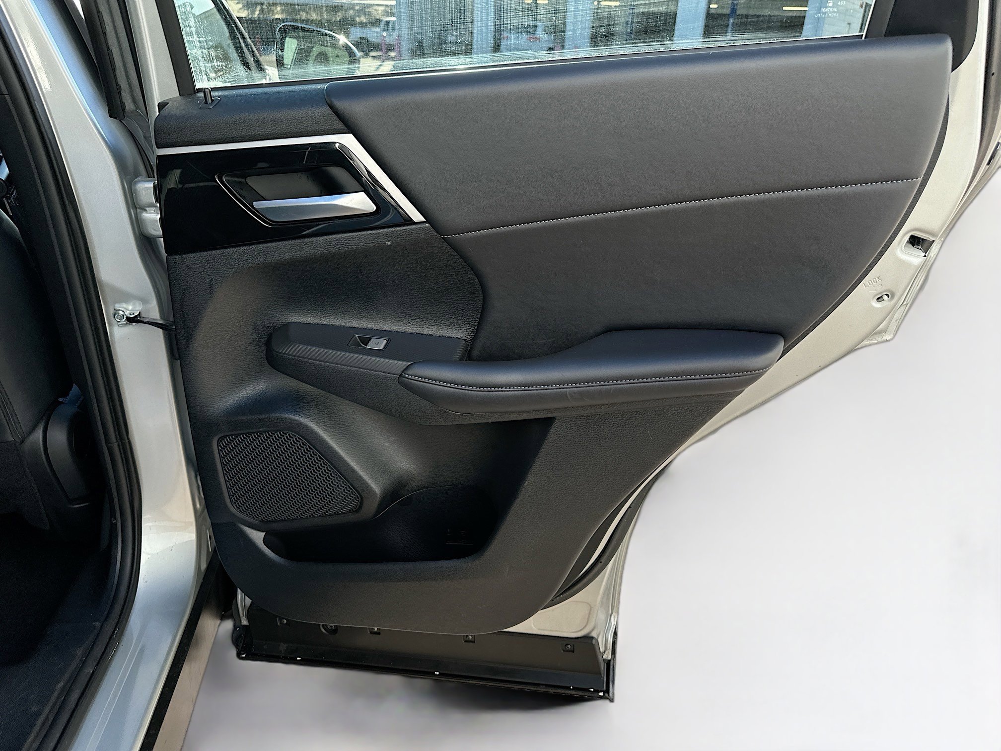 Used 2024 Mitsubishi Outlander SE Black Edition image 30