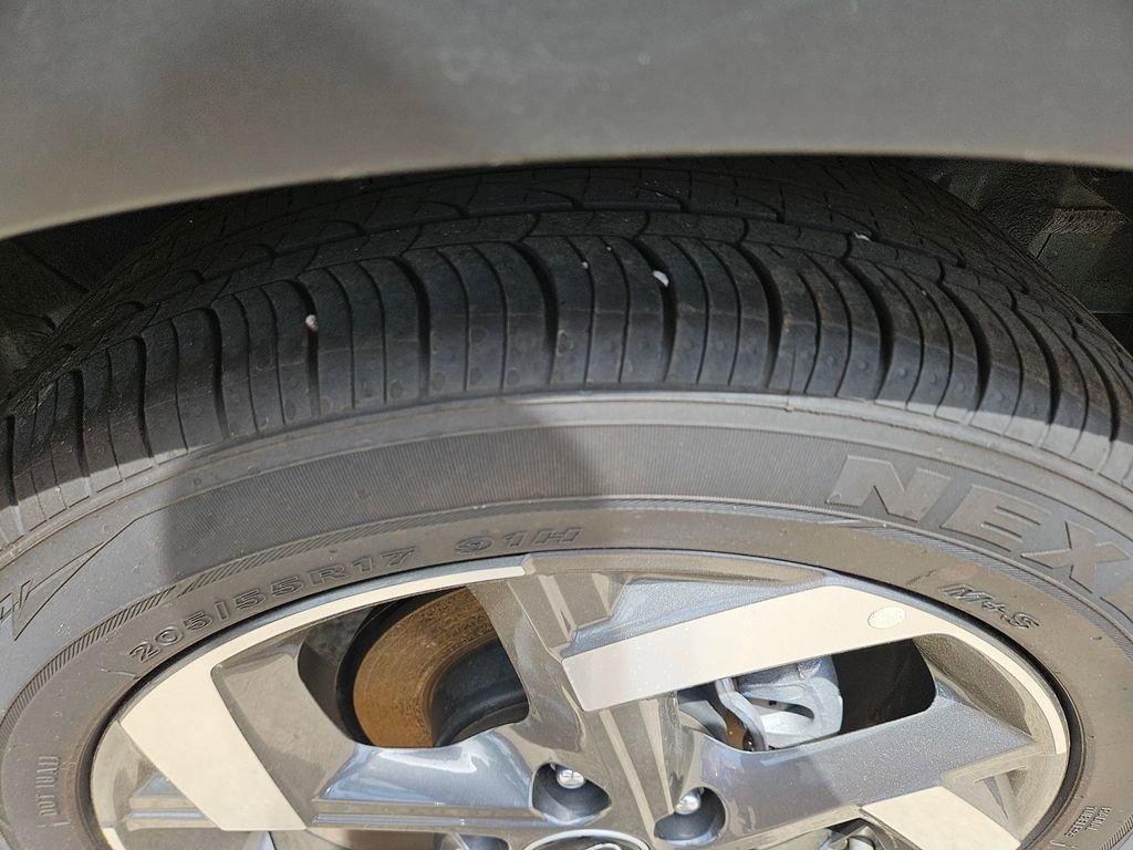 Used 2025 Hyundai Venue SEL image 26