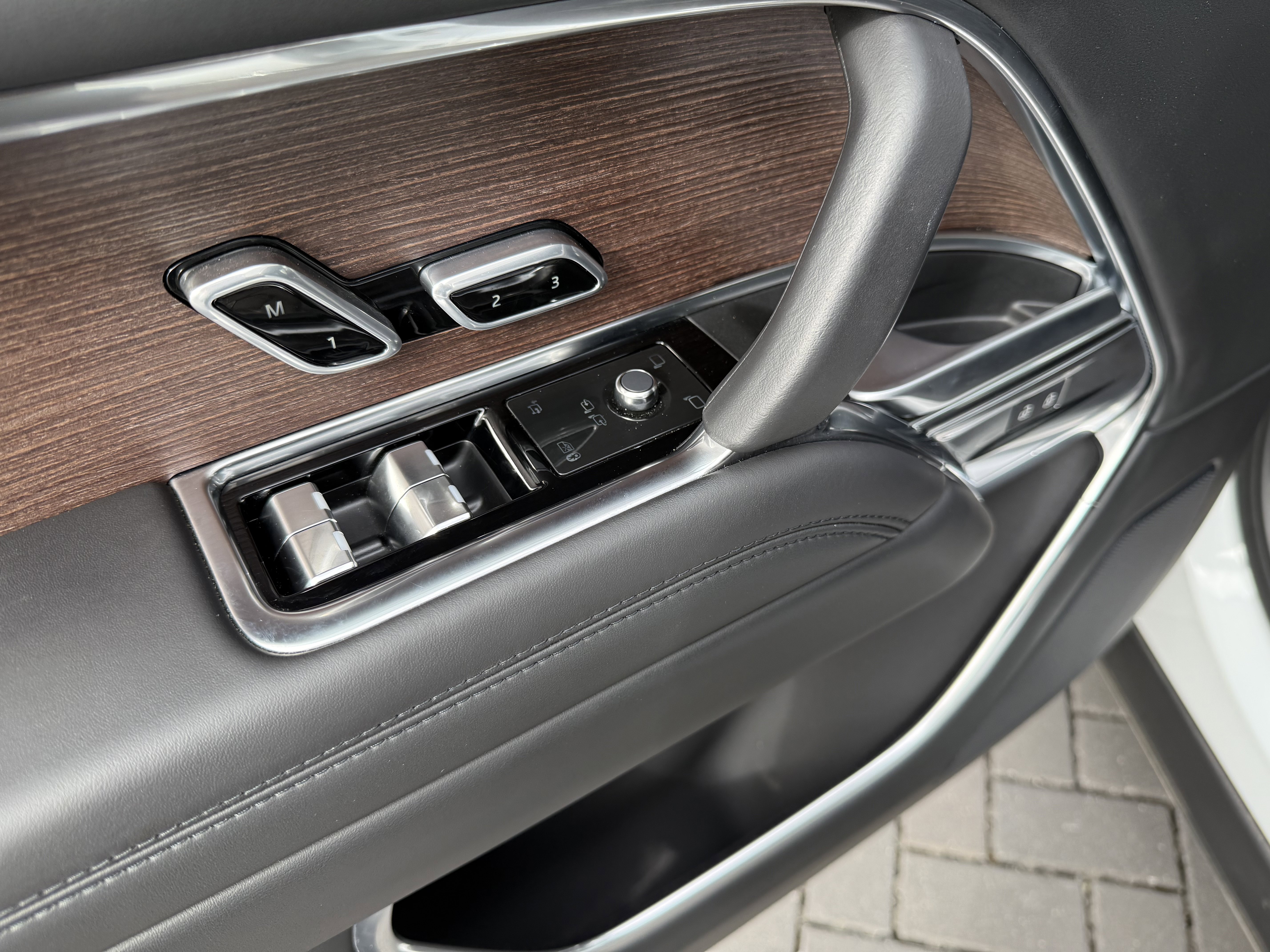 Certified 2025 Land Rover Range Rover SE image 20