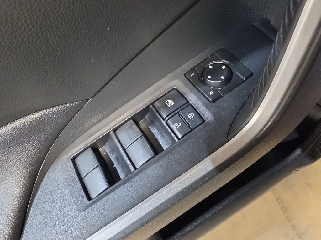 Used 2021 Toyota RAV4 LE AWD/4WD image 15