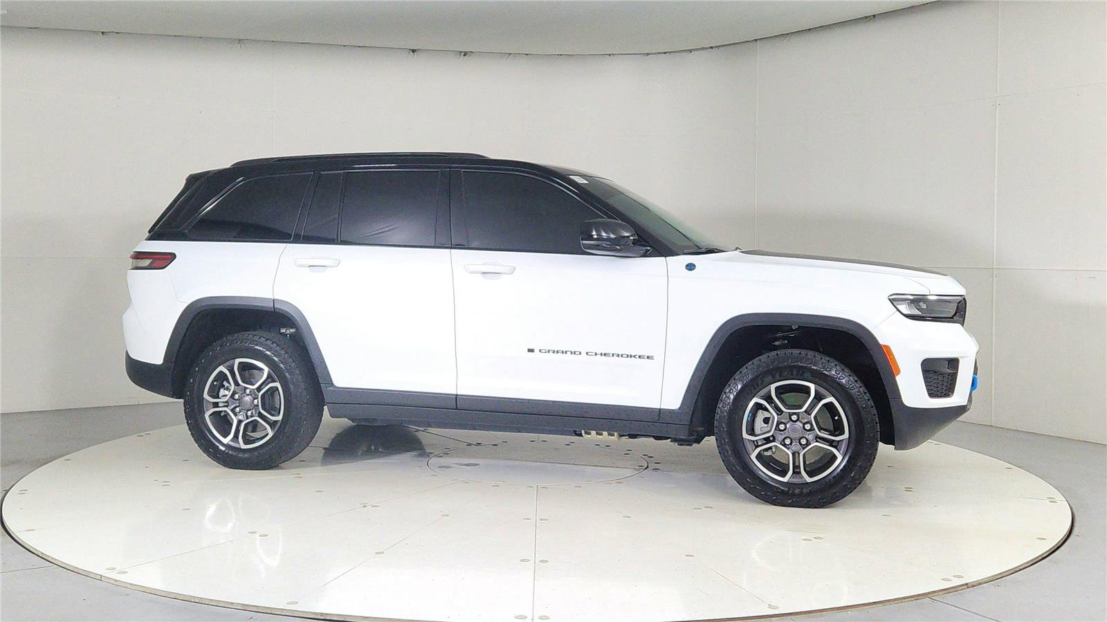 Used 2024 Jeep Grand Cherokee Trailhawk w/ Luxury Tech Group III image 8