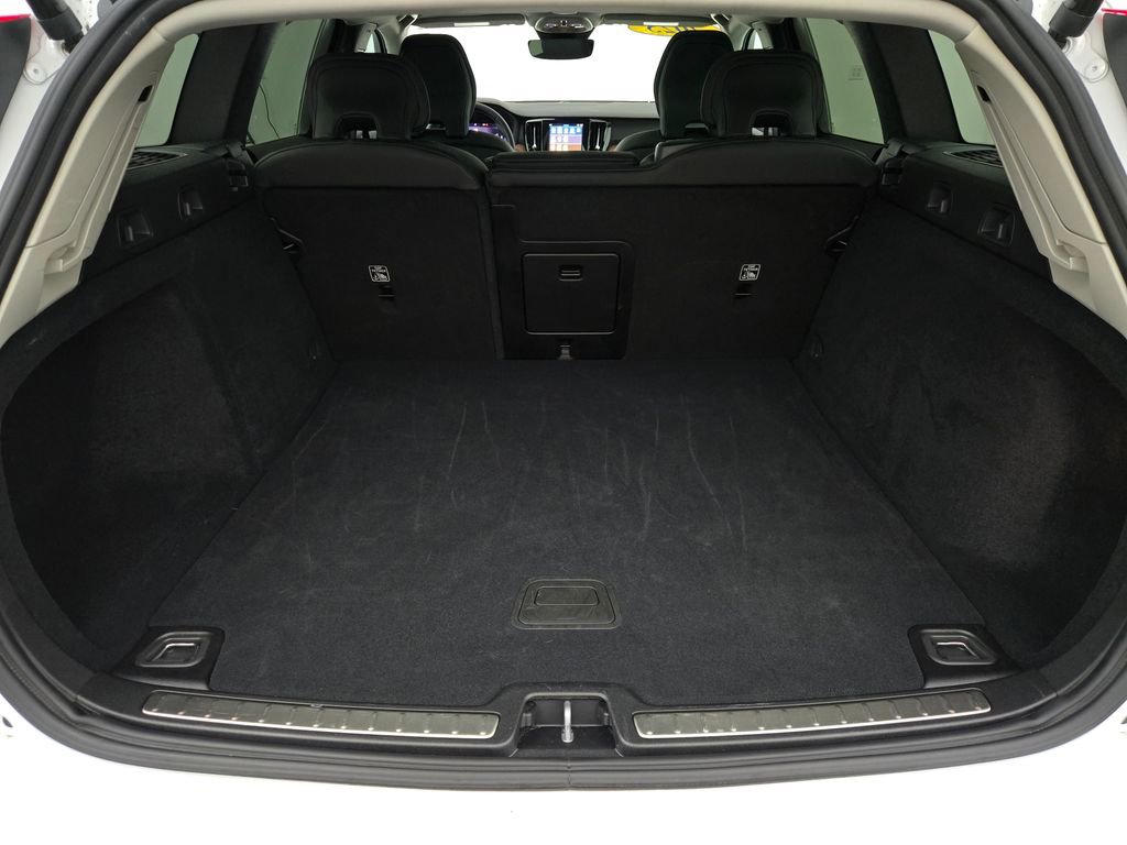 Used 2025 Volvo V60 B5 Cross Country Plus image 14