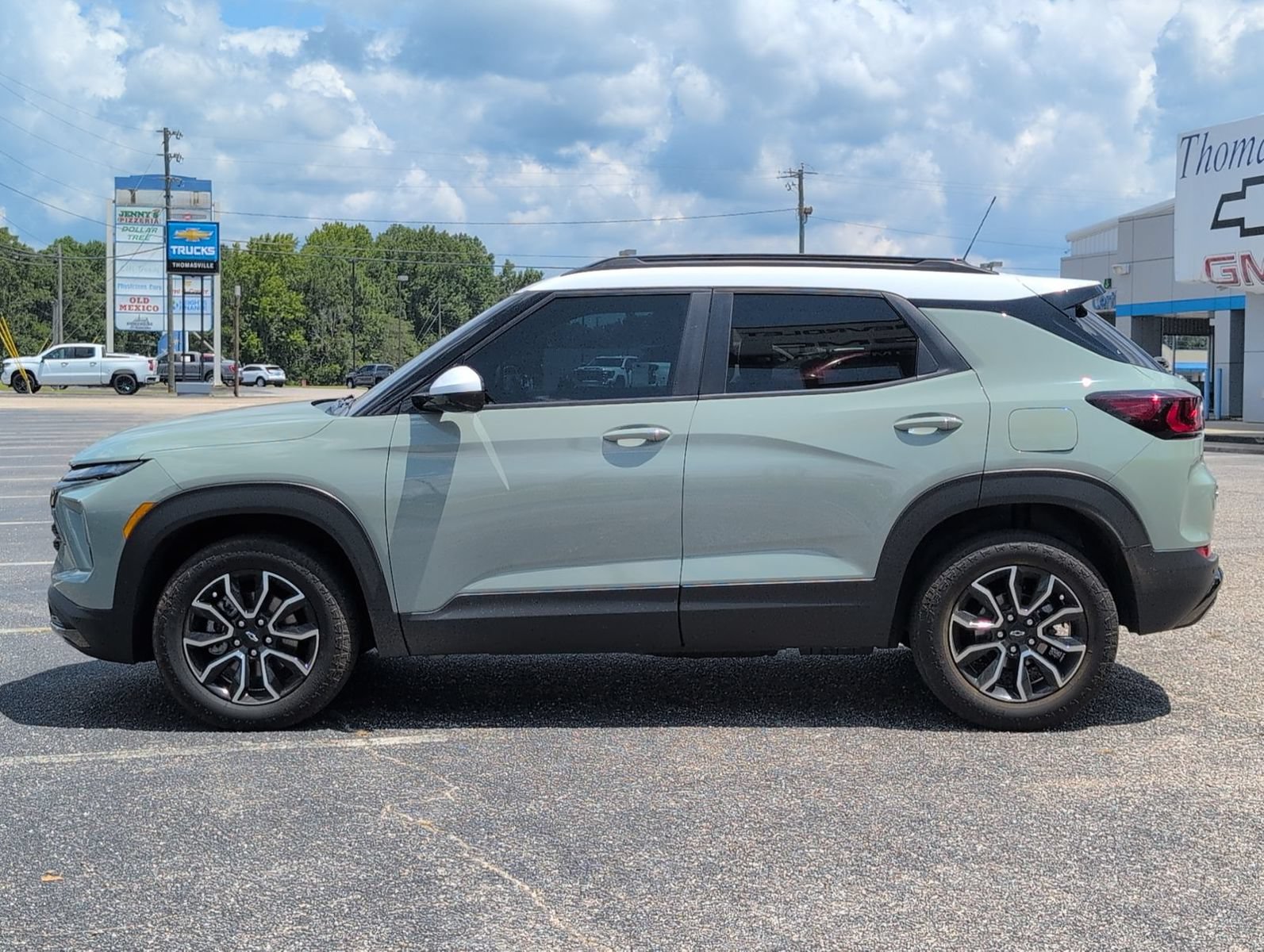 Used 2025 Chevrolet TrailBlazer ACTIV w/ Convenience Package AWD/4WD image 2