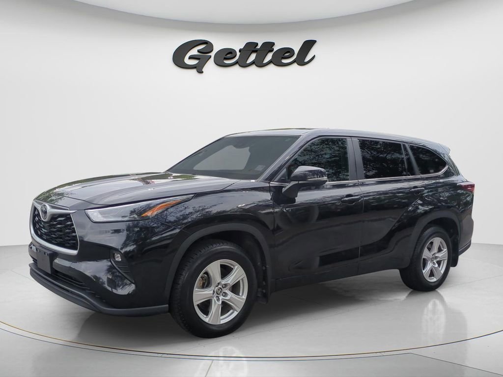 Used 2024 Toyota Highlander LE AWD/4WD image 1