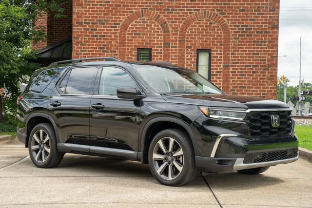 Used 2024 Honda Pilot Touring image 3