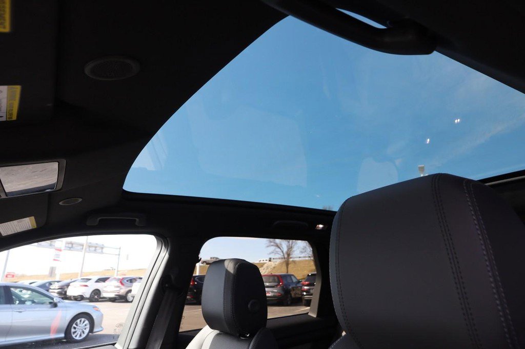 Used 2024 Land Rover Discovery Sport Dynamic SE image 9