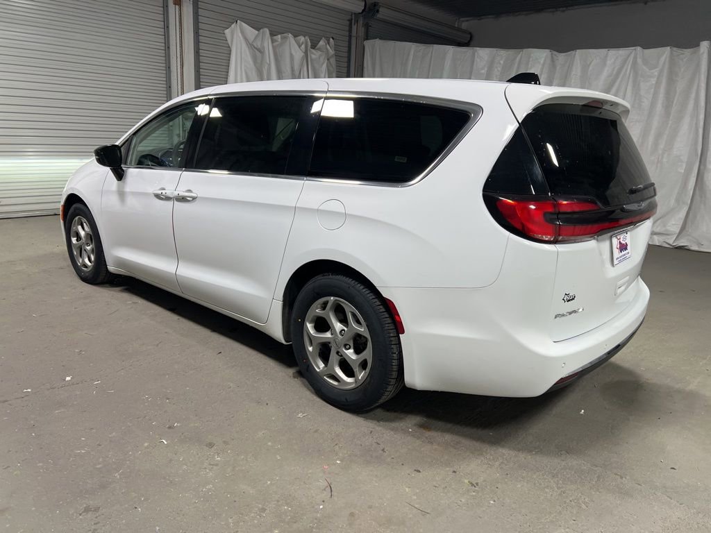 Used 2024 Chrysler Pacifica Limited image 5