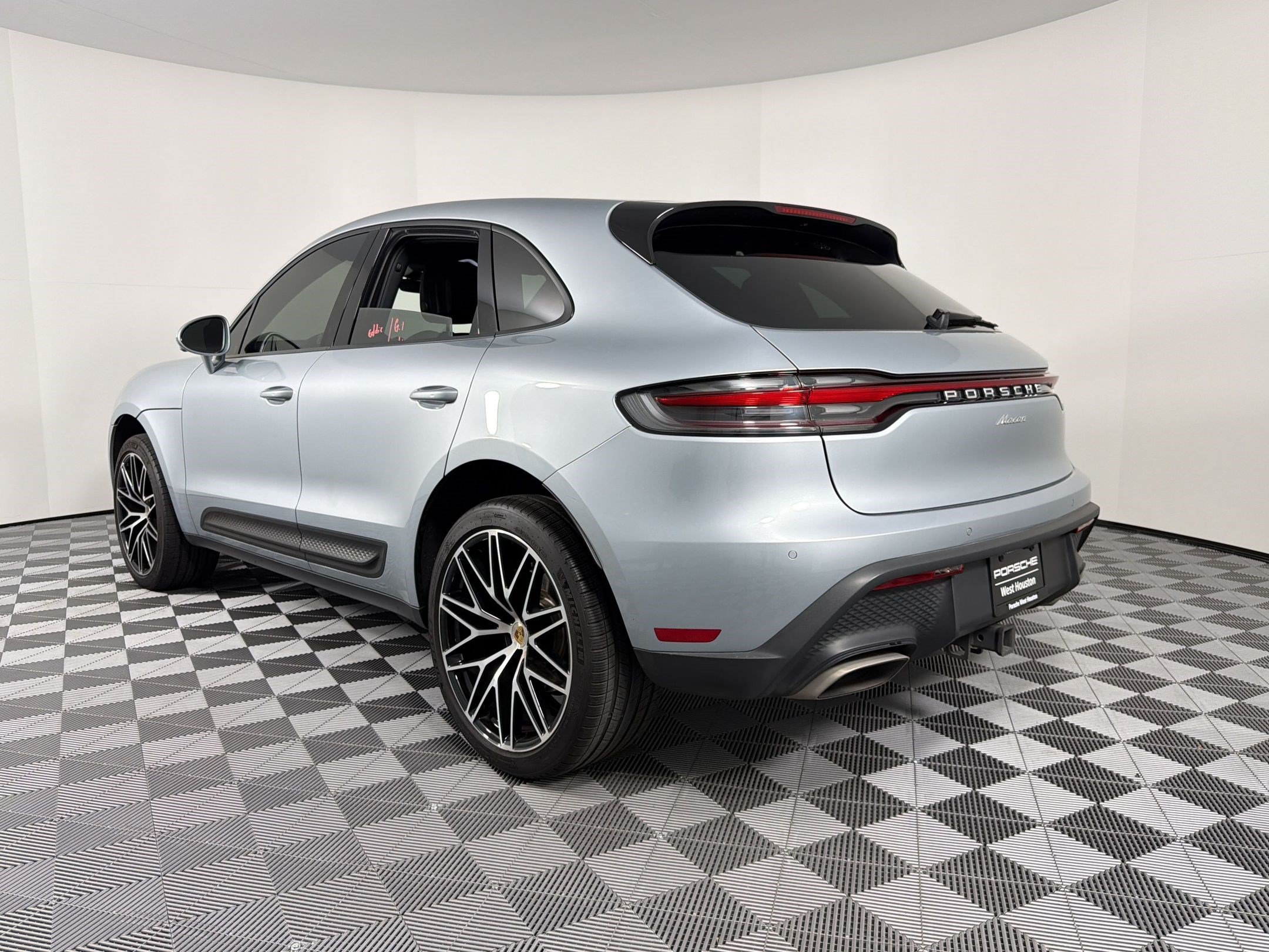 Certified 2024 Porsche Macan AWD/4WD image 3