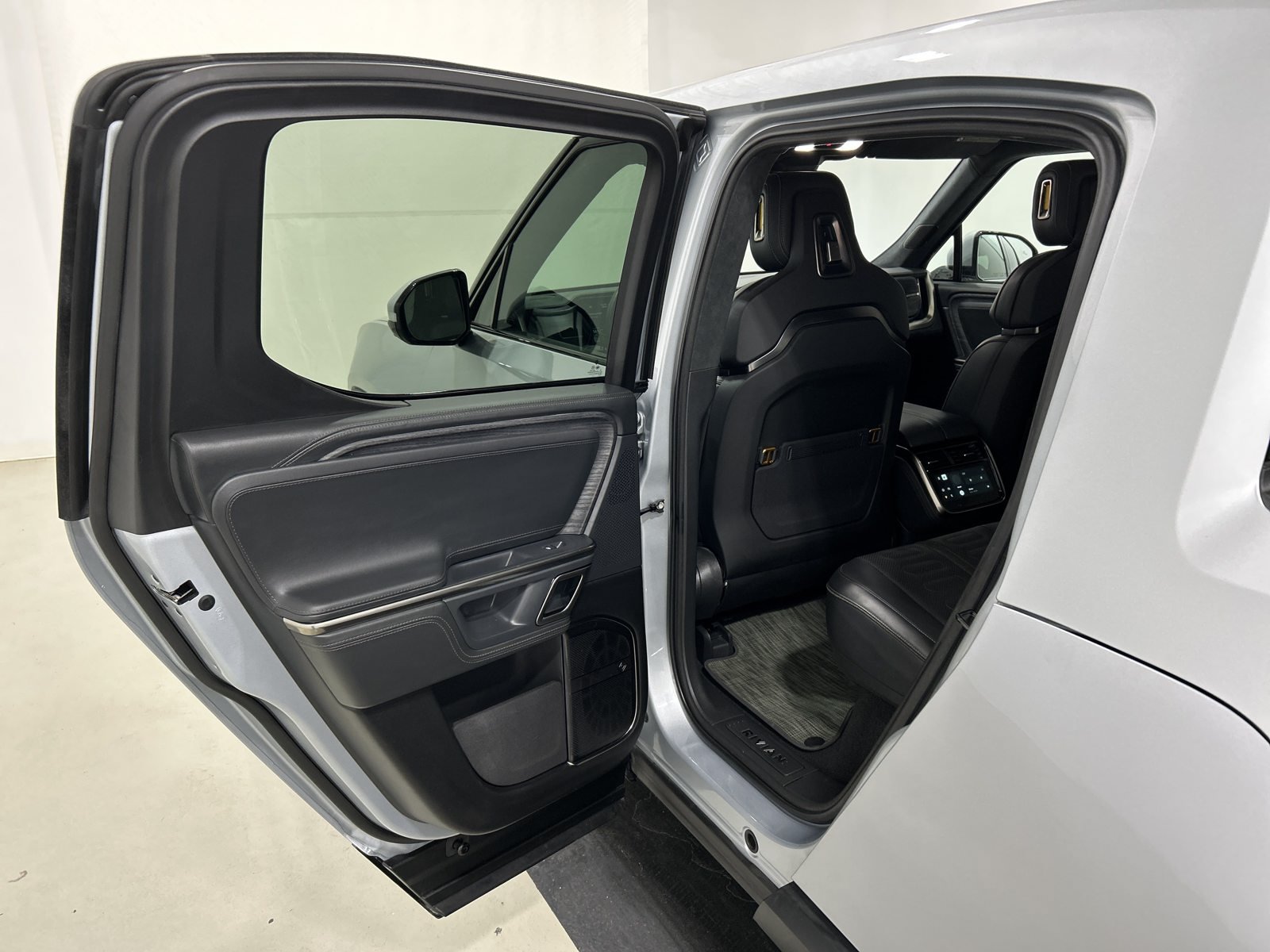 Used 2024 Rivian R1T Adventure Dual AWD/4WD image 17