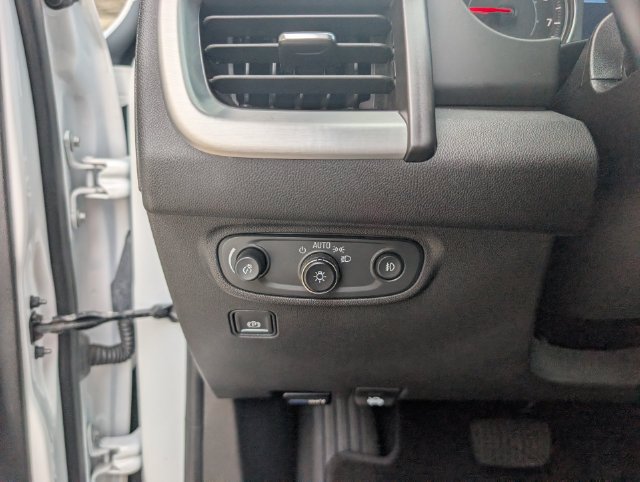 Used 2024 GMC Terrain SLT FWD image 11
