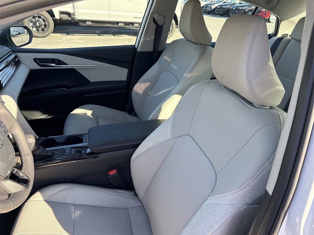 Used 2025 Toyota Camry XLE image 11