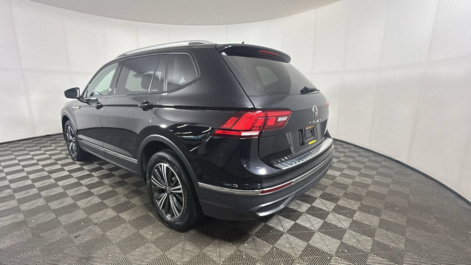 Used 2024 Volkswagen Tiguan Wolfsburg Edition AWD/4WD image 4