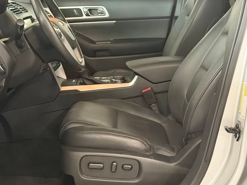 Used 2015 Ford Explorer XLT w/ Equipment Group 202B AWD/4WD image 12