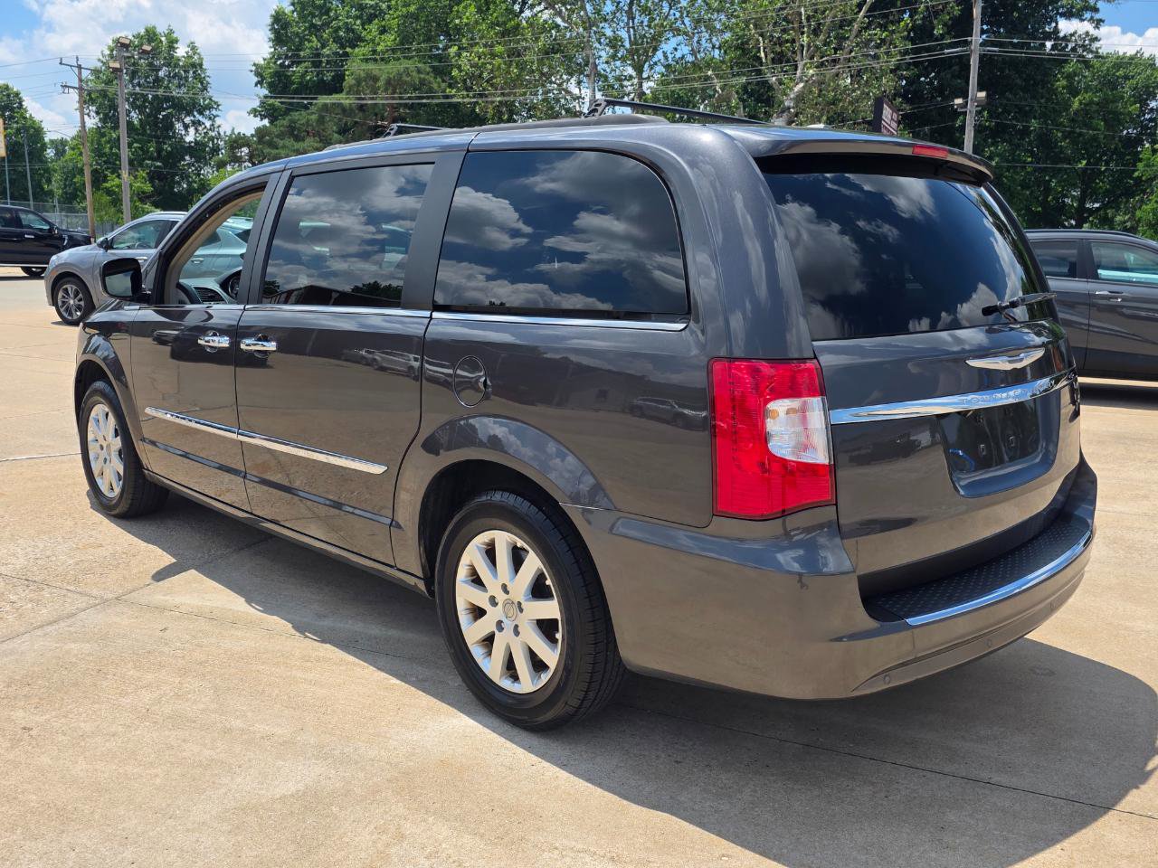 Used 2015 Chrysler Town & Country Touring w/ Driver Convenience Group FWD image 16
