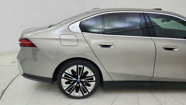 Used 2025 BMW i5 xDrive40 image 12