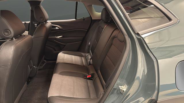 Used 2025 Chevrolet Trax LT FWD image 23
